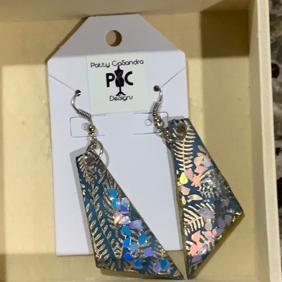 Triangular shape dangle earrings - Picture 2 of 3